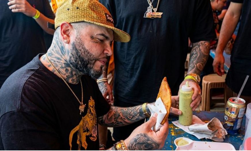 Farruko exaltó las raíces venezolanas con un festín de empanadas en la Isla de Margarita