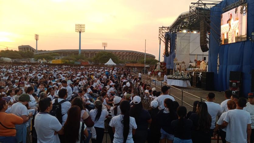 Comienza la Santa Eucaristía tras la llegada de Jesús de la Misericordia junto a una multitud en Grano de Oro