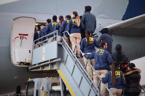 Se concretó el primer vuelo de expulsados de Chile: Sin venezolanos