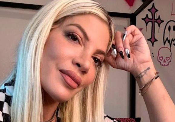 Susto en la carretera: Actriz Tori Spelling sufrió accidente automovilístico con siete niños a bordo