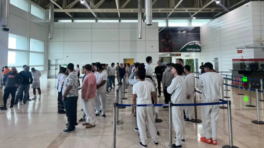 Arribó al país nuevo vuelo de repatriación con 126 migrantes venezolanos desde EEUU