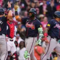 Acuña Jr. hace historia: conecta Grand Slam y rompe récord de bases robadas en paliza de Bravos ante Medias Rojas