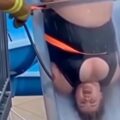 Tras ignorar normas: Mujer quedó atrapada boca abajo en un tobogán de Florida