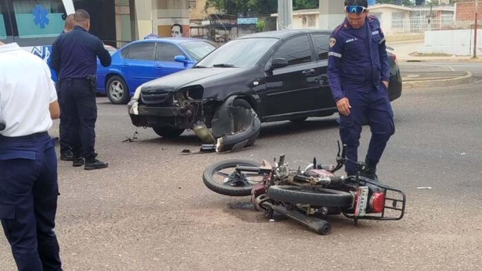 Choque entre carro y moto dejó un lesionado en la urbanización Urdaneta