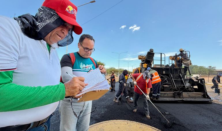 Alcalde Héctor Soto dio inicio a los trabajos de reasfaltado en MercaSur