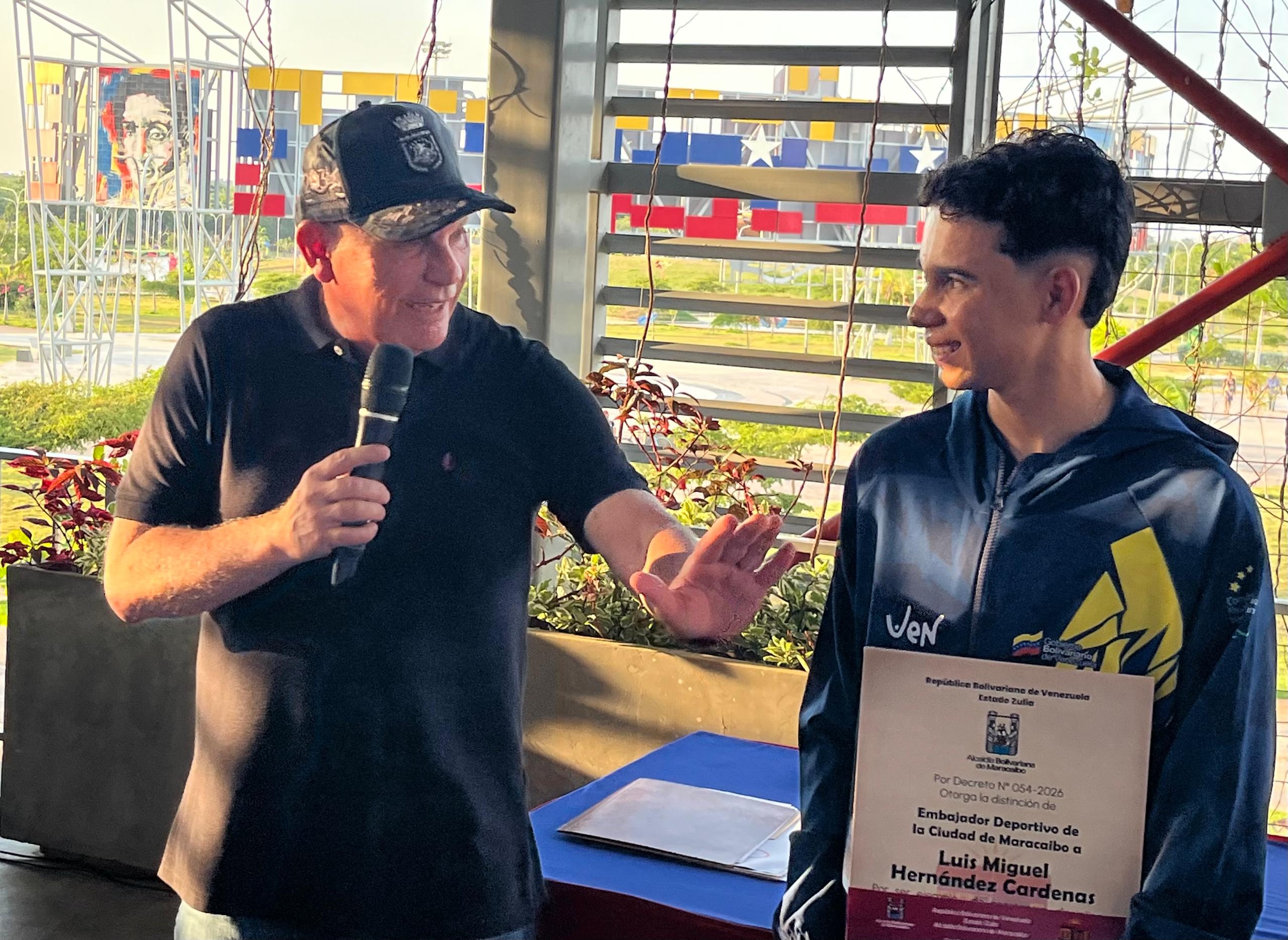 Maracaibo tiene nuevo Embajador Deportivo: El ciclista Luis Miguel Hernández recibe honores de la mano del alcalde Giancarlo Di Martino
