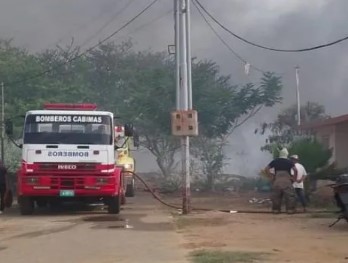 Controlan incendio originado por vegetación seca y restos de crudo que puso en riesgo a 20 casas en Cabimas