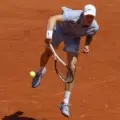 ¡Bombazo en París! Jannik Sinner sufrió una ola de calor y se despidió de Roland Garros