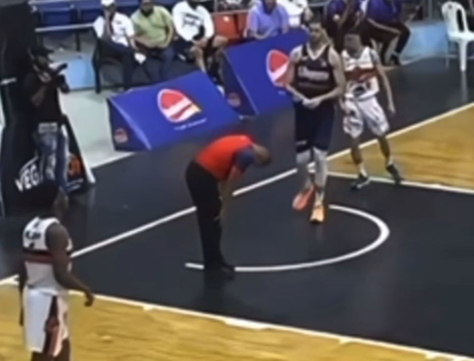 Árbitro en República Dominicana sufrió un ACV en pleno juego de baloncesto