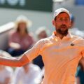 Djokovic ruge en París: Supera un bache ante Royer y avanza con paso firme en Roland Garros