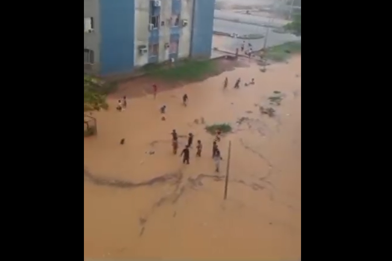 Como en un río: Jóvenes jugaron y se bañaron en las calles de Fabricio Ojeda, en Lagunillas tras el fuerte aguacero