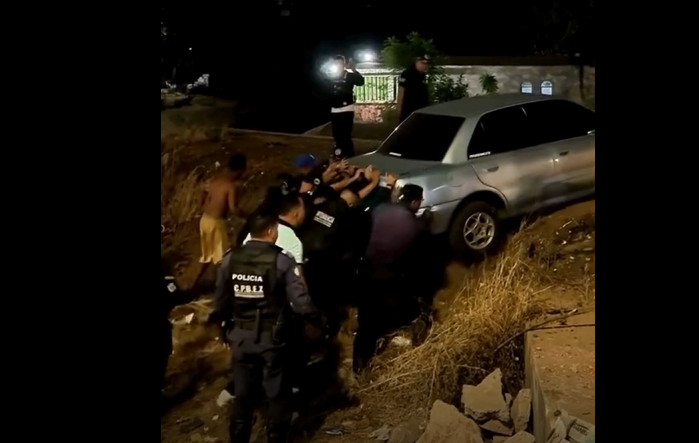 Vehículo cae a una cañada en la Circunvalación 3 a la altura de La Chamarreta