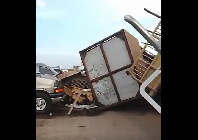Se volcó una gandola saliendo del muelle de Bachaquero