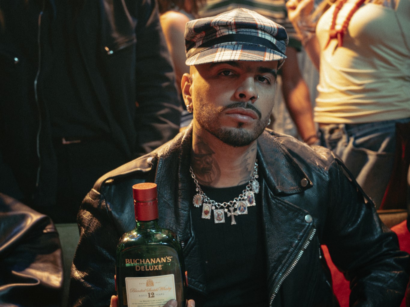 Rauw Alejandro y Buchanan’s Scotch Whisky marcan un hito para la música: la celebración y la cuenta regresiva para la Copa Mundial de la FIFA 2026™, con el lanzamiento de una canción y un video musical único en su género, ‘Dando Vueltas’
