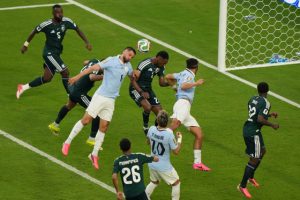 Uruguay rescata un empate ante Arabia Saudita en su estreno mundialista