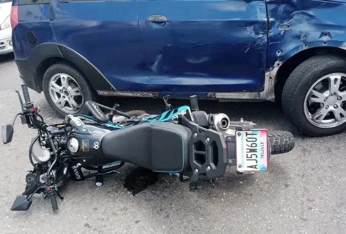 Choque entre moto y vehículo deja un lesionado en 5 de Julio