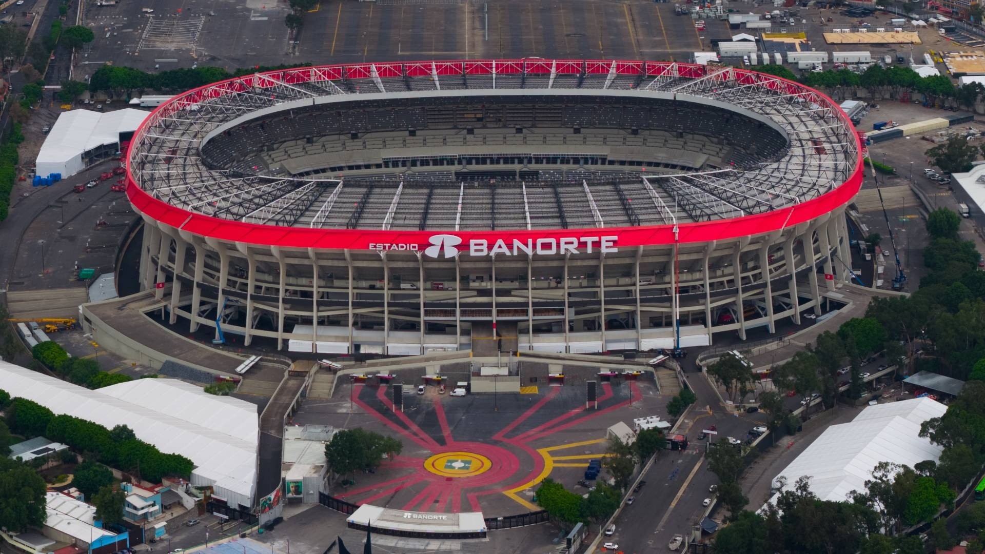 Once de los 16 estadios mundialistas fueron transformados de césped artificial a pasto natural con instalación de enormes gradas de acero temporales