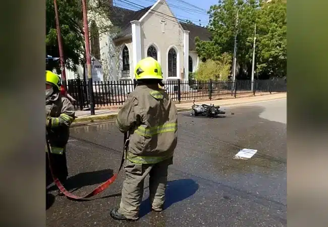 Impacto entre vehículo y motocicleta causó incendio en la avenida Santa Rita