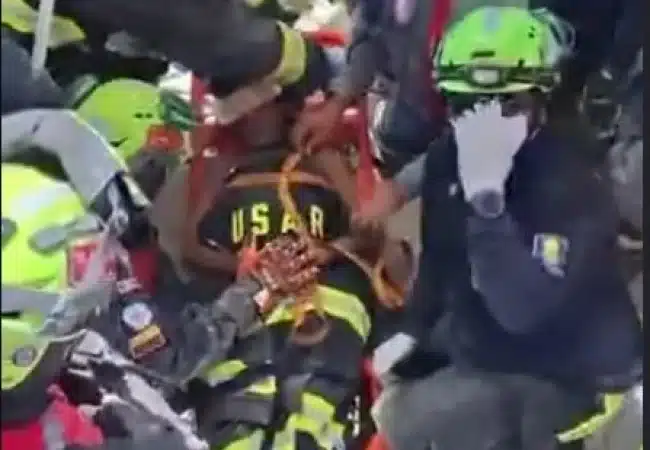 ¡Otro milagro en La Guaira! Equipo USAR Colombia rescata con vida a niño de 11 años