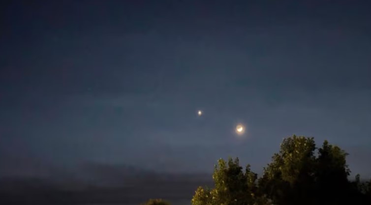 Romance en el cielo! Venus y Júpiter protagonizan esta noche el espectacular “beso cósmico”. Imagen de Canal 26