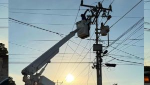 Alcalde Héctor Soto supervisa restitución del servicio eléctrico en la parroquia Marcial Hernández tras fuertes lluvias