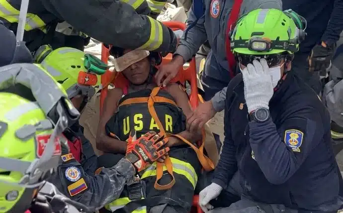 ¡Otro milagro en La Guaira! Equipo USAR Colombia rescata con vida a niño de 11 años