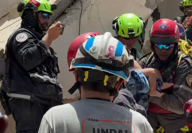 Continúan los milagros: Equipos de rescate de EE.UU. y Venezuela logran sacar a madre y su bebé bajo los escombros