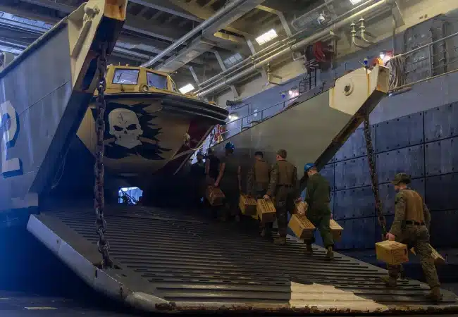 El buque militar USS Fort Lauderdale atraca en La Guaira con ayuda humanitaria