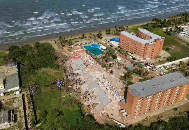 Recuperan los cuerpos de 11 victimas tras colapso del hotel en Tucacas