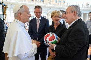 Símbolo de paz y unidad: el papa León XIV recibe el balón oficial del Mundial 2026