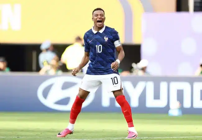 Francia golea a Suecia con show de Mbappé y avanza a octavos del Mundial