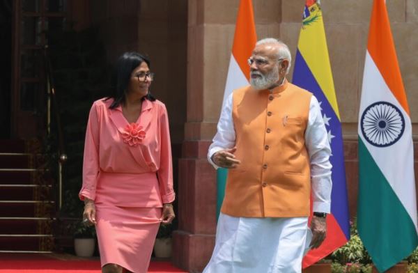 Delcy Rodríguez fue recibida este #4Jun por el primer ministro de la India