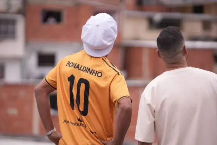 El astro del fútbol Ronaldinho paralizó Petare