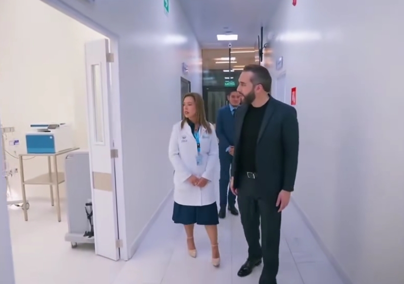 Momento viral en la inauguración de un nuevo hospital en El Salvador: Bukele le preguntó ¿de dónde es usted doctora? y orgullosa contestó 