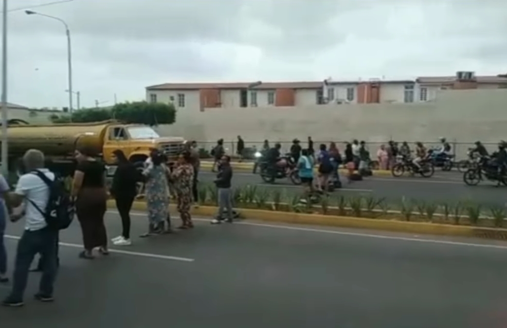 Vecinos protestan en la avenida Guajira por apagón de más de 10 horas