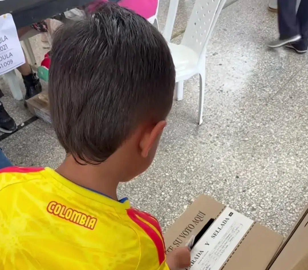 Tiernos «tigritos»: Lily Díaz, hija de Diomedes, ejerció su voto acompañada de sus hijos