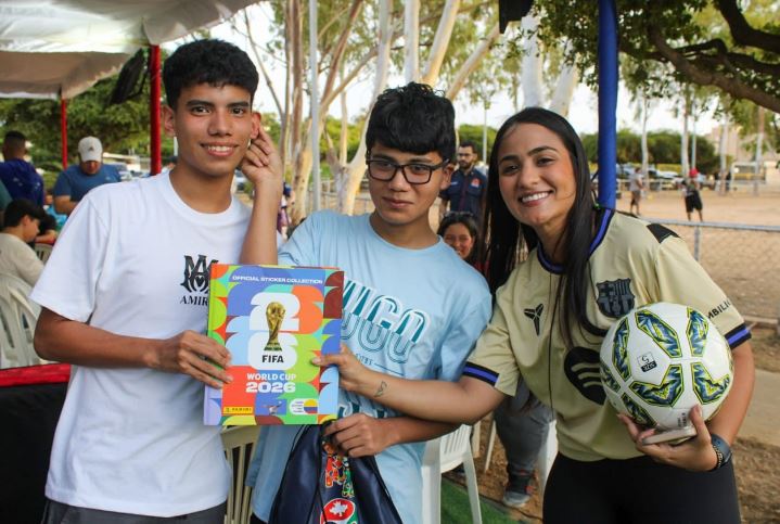 Con éxito se realizó el tercer gran intercambio de barajitas del Mundial 2026 en la Plaza Canta Claro