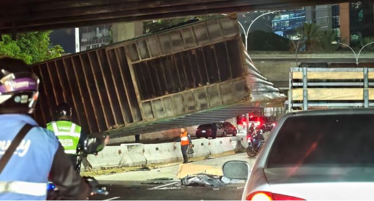 Tres fallecidos tras vuelco de gandola en la autopista Gran Cacique Guaicaipuro