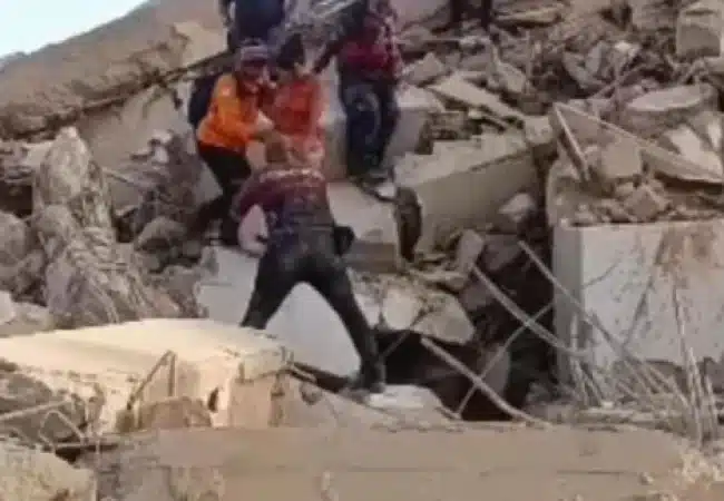 Padre e hija son rescatados con vida de los escombros en las inmediaciones del edificio Coral Beach en La Guaira