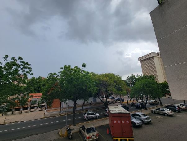 Cielo nublado, calor y lloviznas dispersas acompañadas de truenos marcan la tarde de este jueves #4Jun en Maracaibo y San Francisco