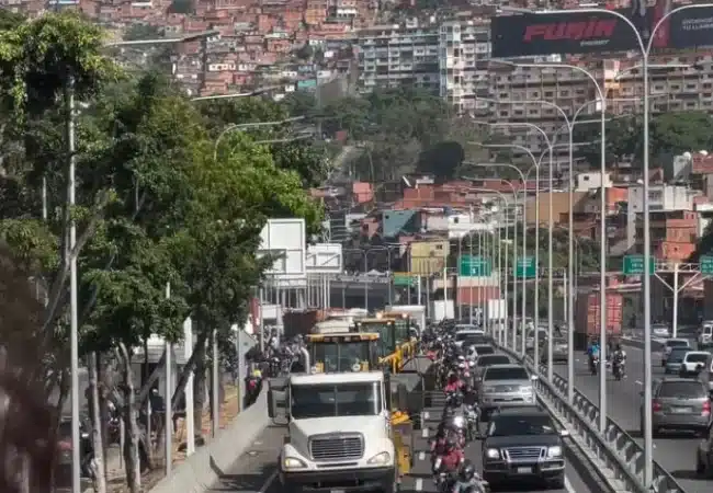 Arriban a La Guaira maquinaria pesada para continuar con las labores de rescate en las zonas afectadas