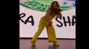 Presentación de «Shakibecca» en el aeropuerto de CDMX desata polémica por presunto uso no autorizado de marcas de la FIFA