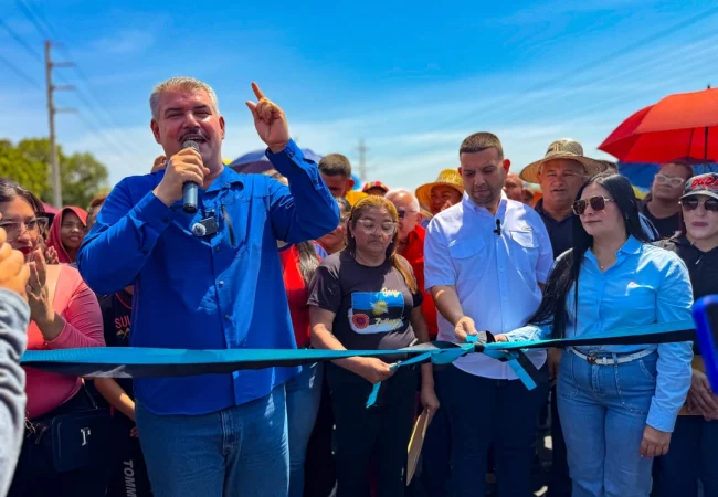Gobernador Luis Caldera entregó 3,5 kilómetros lineales de vialidad asfaltada en La Cañada de Urdaneta