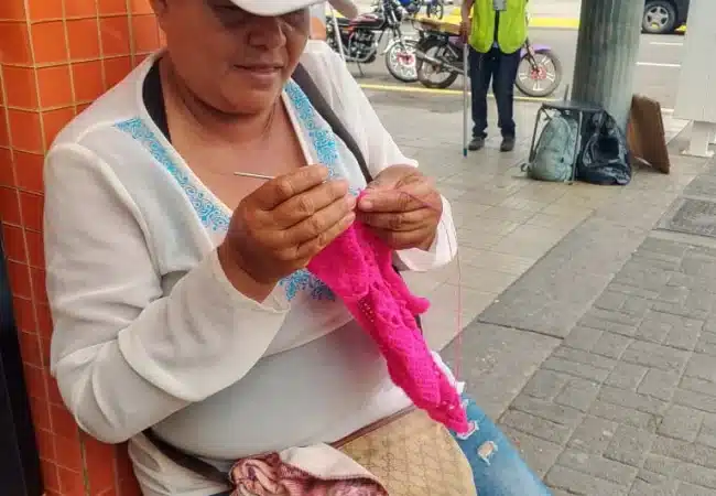Nieves Piña, "La Hilandera" del Paseo Ciencias: tejiendo resiliencia en el corazón de Maracaibo