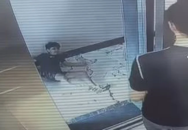 Reconocida psicóloga hace viral un video de hijo autista siendo agredido por un vecino en el ascensor