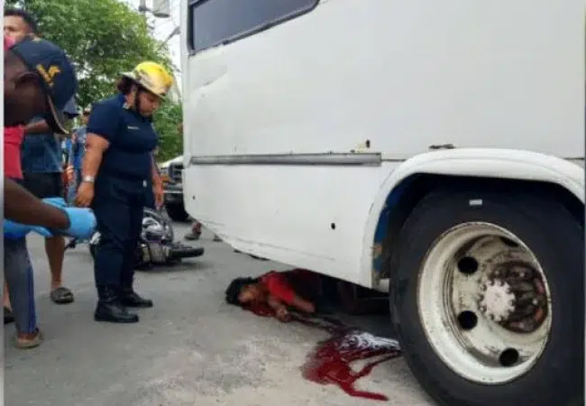 Muere adolescente tras impactar su moto contra un autobús en el Sur del Lago