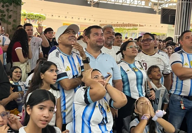 Fanaticos convirtieron el Sambil en un estadio con llenazo total en tre pitas y algarabía para aupar a Argentina y España