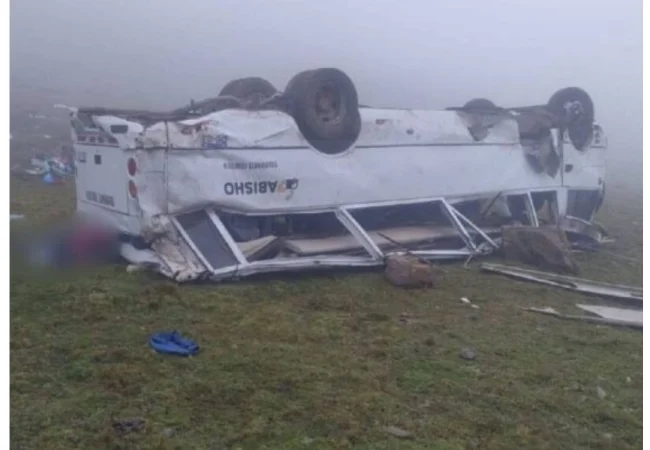 Al menos 14 muertos tras caída de miniván de pasajeros por abismo en Perú