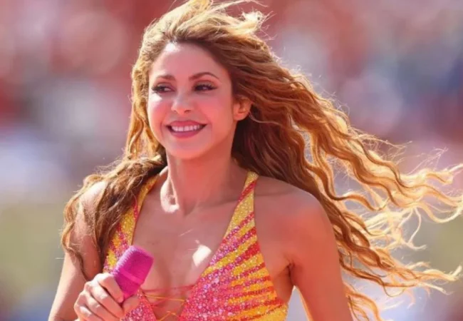 El diseño exclusivo de Roberto Cavalli para Shakira  adornado con docientos mil cristales de Swarovski y que lució en la final del Mundial