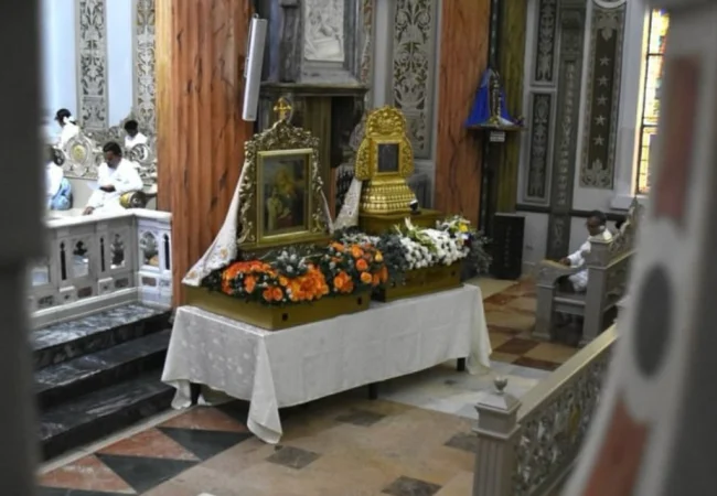 La iglesia invita a encender una vela en  la plazoleta:Una oración ante la Chinita a un mes del fatídico doble terremoto